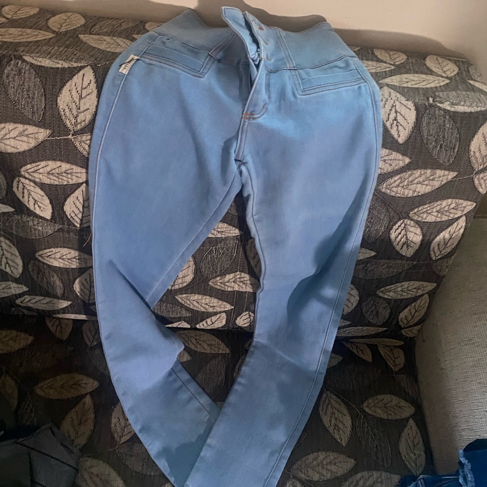 Skinny jeans lift butt